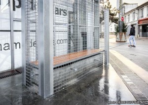 Grillages autour des bancs publics à Angoulême